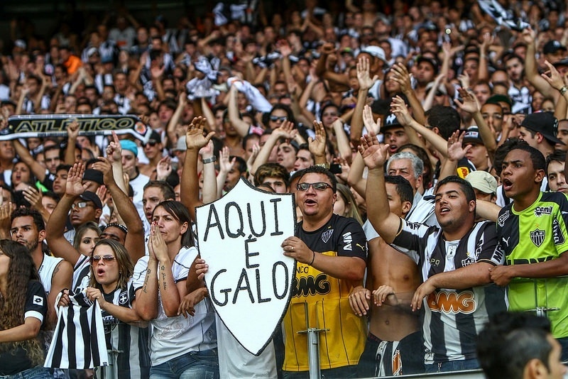 Torcida faz belo mosaico, Galatasaray vence Besiktas e se aproxima do título