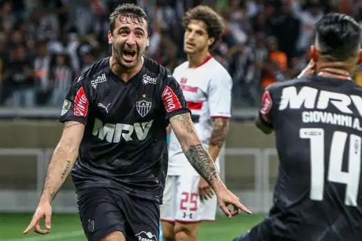 Em jogo quente, Santos goleia, ultrapassa Vasco na tabela e sai do Z4