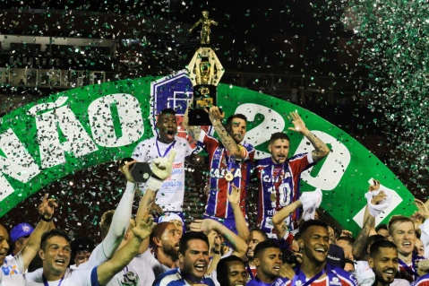 jogadores-do-bahia-levantam-trofeu-do-campeonato-baiano-de-2018-1523227352160_1920x1279.jpg